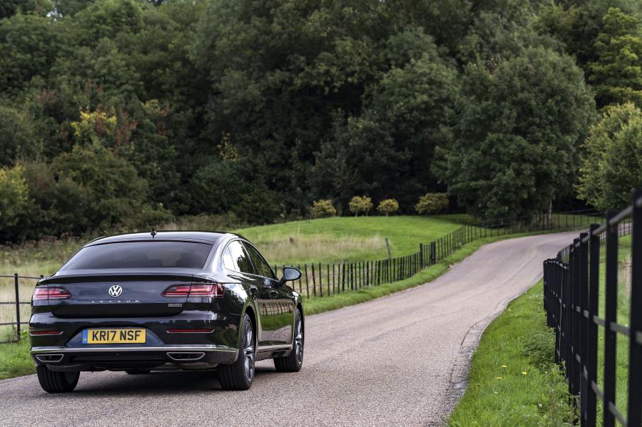  Volkswagen Arteon 4Motion Elegance 2017 года  (UK) (фото 19 из 41)
